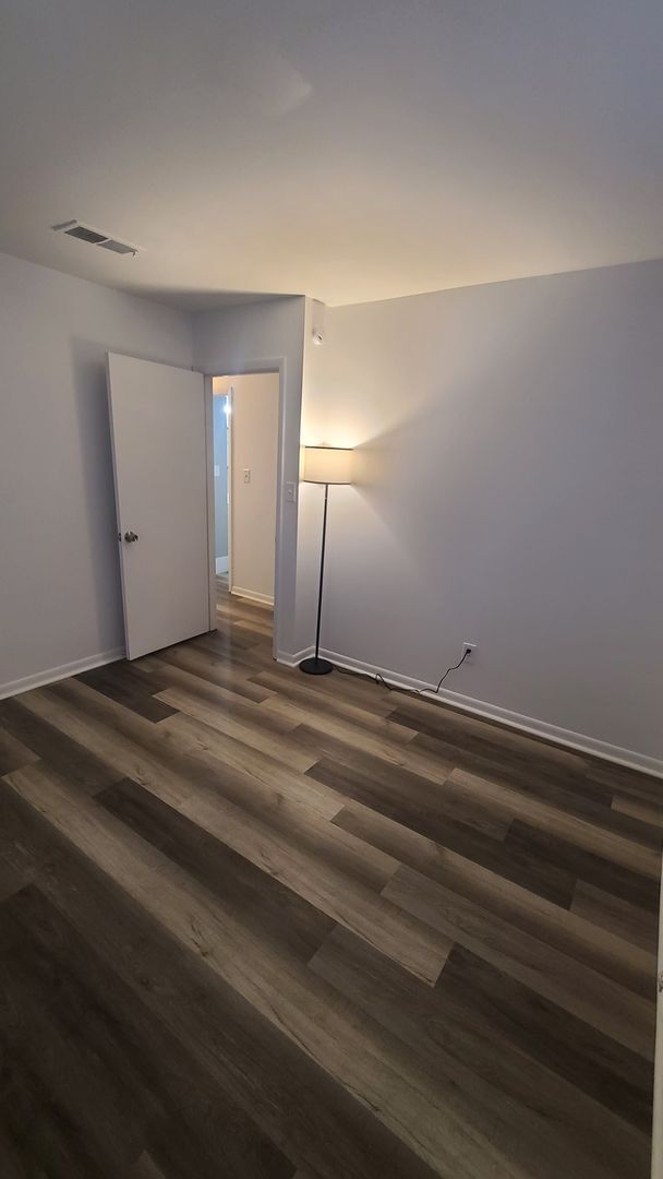 Building Photo - Fully Renovated 3/1 with huge fenced-in ba...