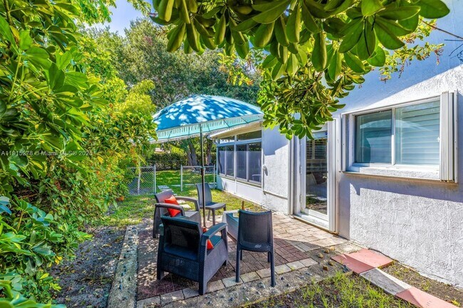 Building Photo - 312 N Luna Ct