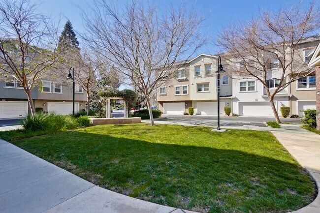 Building Photo - Wow! What a Great Home! Available Now!