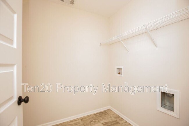 Building Photo - 9843 N Ivy Park Dr