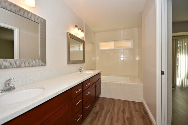 Building Photo - Updated 2Bed, 2Bath Home in Vista!