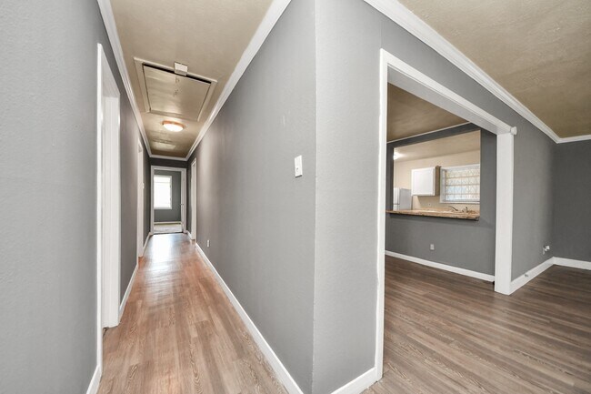Building Photo - 3214 Tuam St