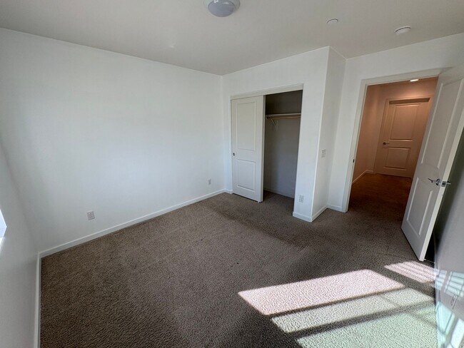 Building Photo - Stunning 5-bedroom, 3.5-bath home