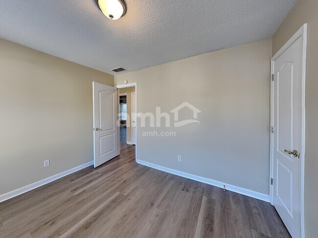 Building Photo - 285 Thornbush Ln