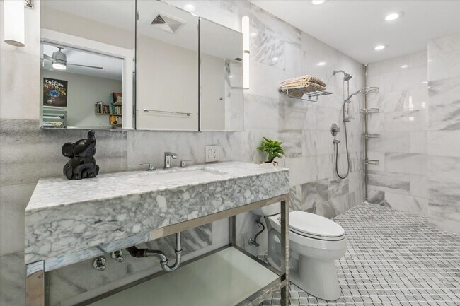 Building Photo - 26 E 14th Pl