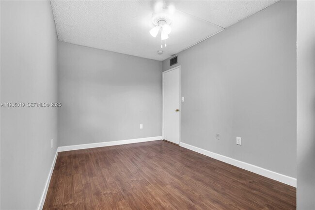 Building Photo - 341 W Park Dr