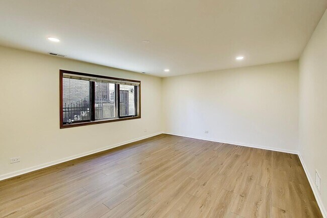 Building Photo - 1209 E Davis St