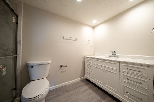 Building Photo - 7200 York Ave S