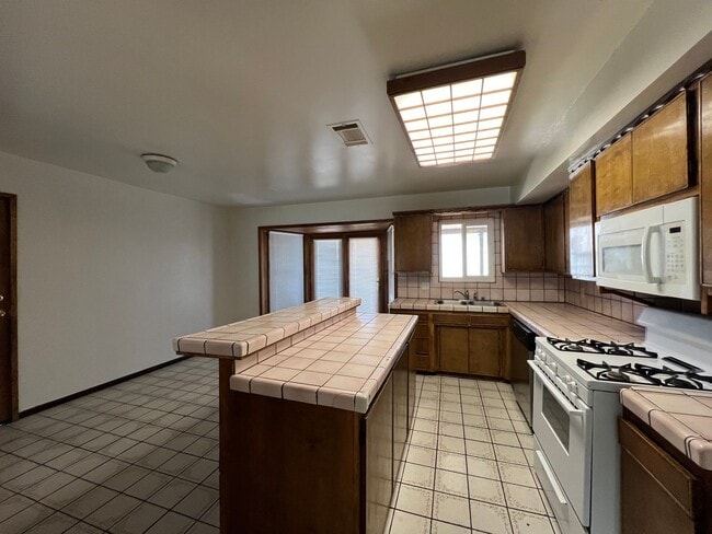 Building Photo - Beautiful 4 Bedroom 2 Bathroom Home