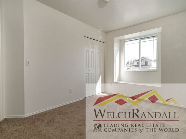 Building Photo - 5 Bedroom Riverdale Home.