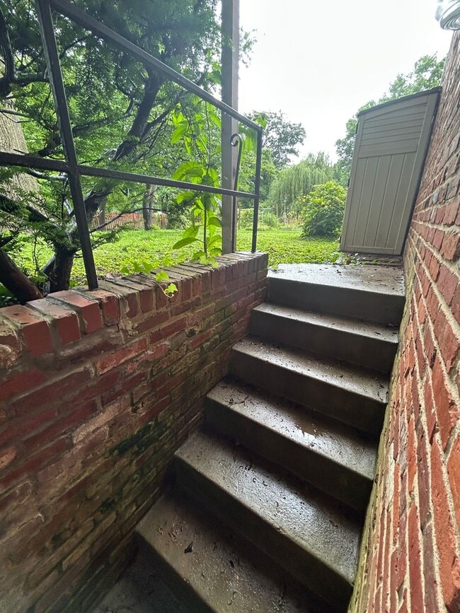 Building Photo - Fully furnished 1 + 1 basement unit / sep ...