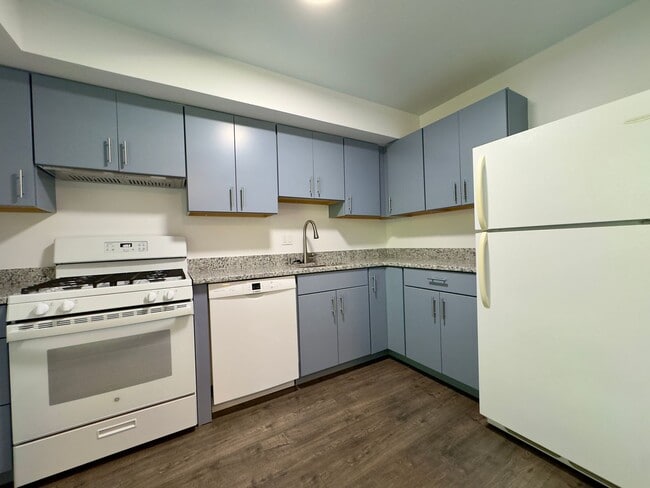 Building Photo - Charming and Spacious One Bedroom in Homeland Southway!