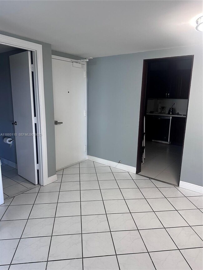 Building Photo - 300 Bayview Dr