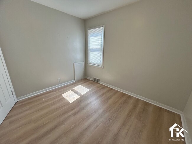 Building Photo - 3 Bed 1 Bath Eastside Home Available - Near St John Moross!