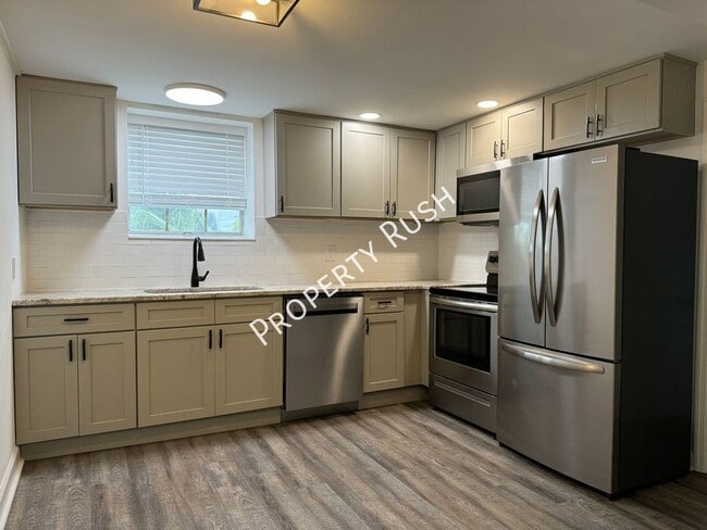 Building Photo - 806 Forest Dale Ln