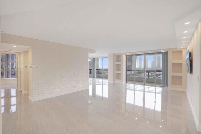 Building Photo - 3500 Mystic Pointe Dr