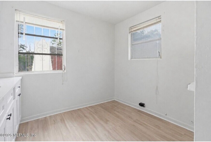 Building Photo - 1161 W 5th St