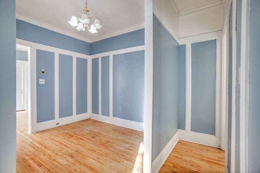 Building Photo - 1523 W Lake St