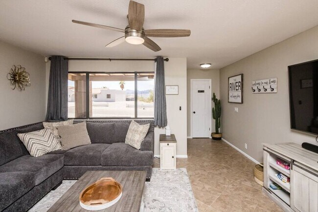 Building Photo - 4 Bedroom Pool Home Located Downtown