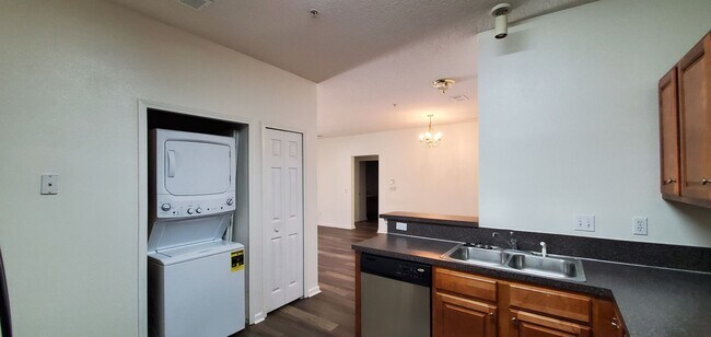 Building Photo - Ground Level 3/2 Condo at Willow Ridge