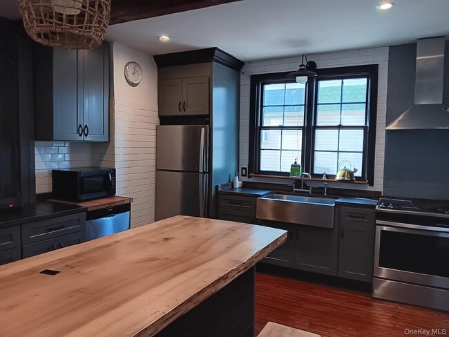 Building Photo - 418 E Olive St