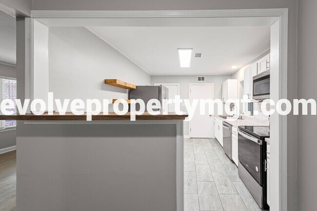 Building Photo - Charming Newly Renovated Home in East Memp...