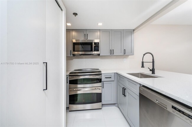 Building Photo - 540 Brickell Key Dr