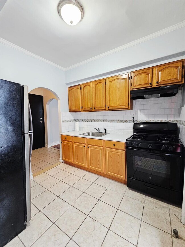 Building Photo - 176 E 93rd St