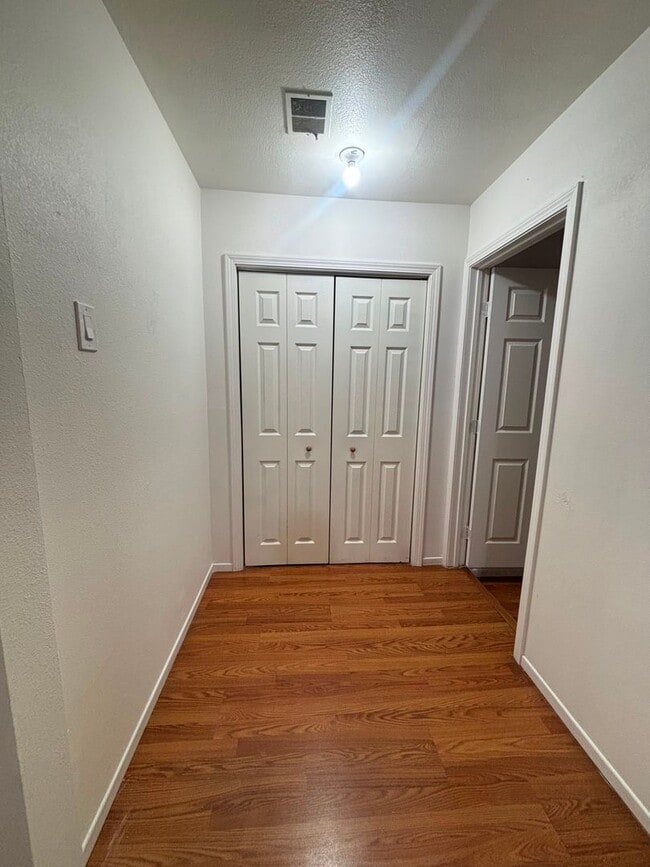 Building Photo - 572 Lenrey Ave