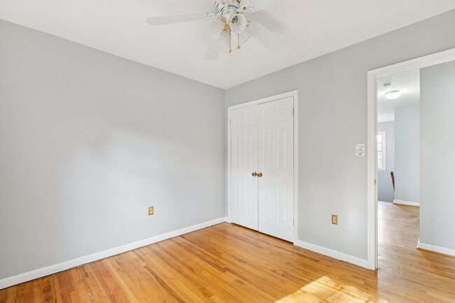 Building Photo - Beautifully maintained townhome on a quiet cul-de-sac in Springfield!