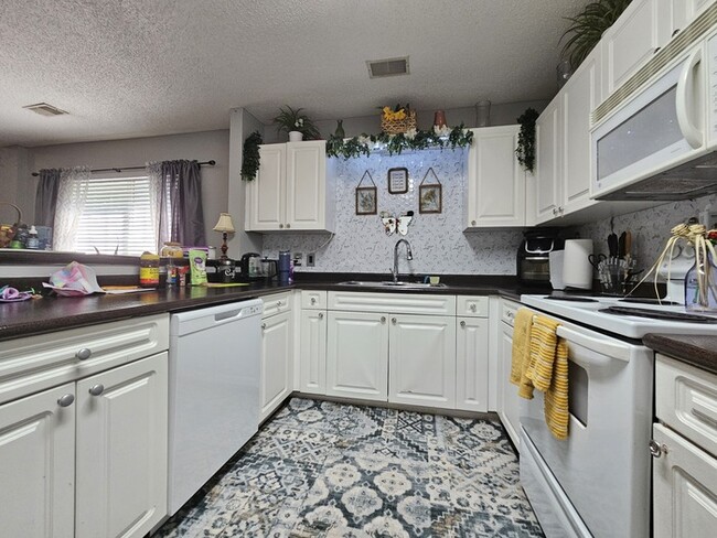 Building Photo - Super Cute 2/2 in Chapin