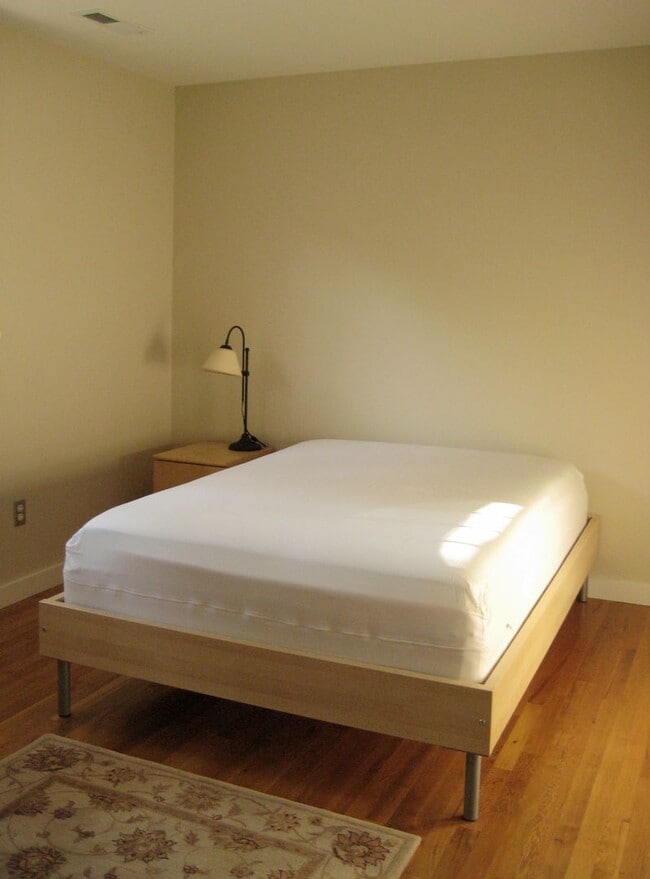 Building Photo - 415 Burgoyne Rd