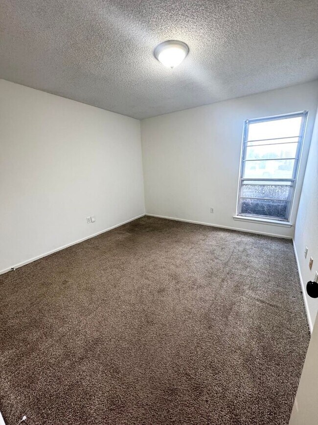 Building Photo - 3 Bedroom 2 Bathroom For Rent