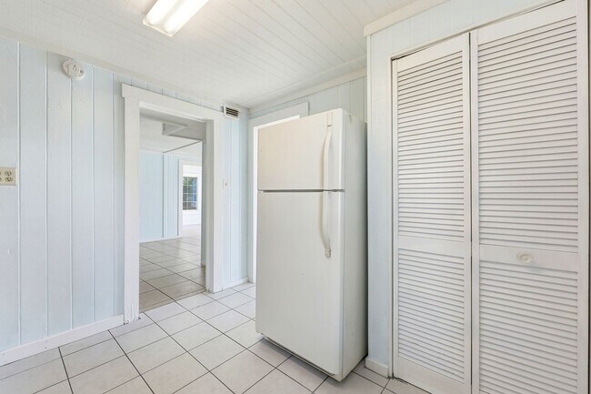 Building Photo - Neptune Beach Bungalow