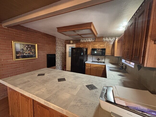Building Photo - Amazing large 3-bedroom home in highly desirable neighborhood in Placerville with pool!