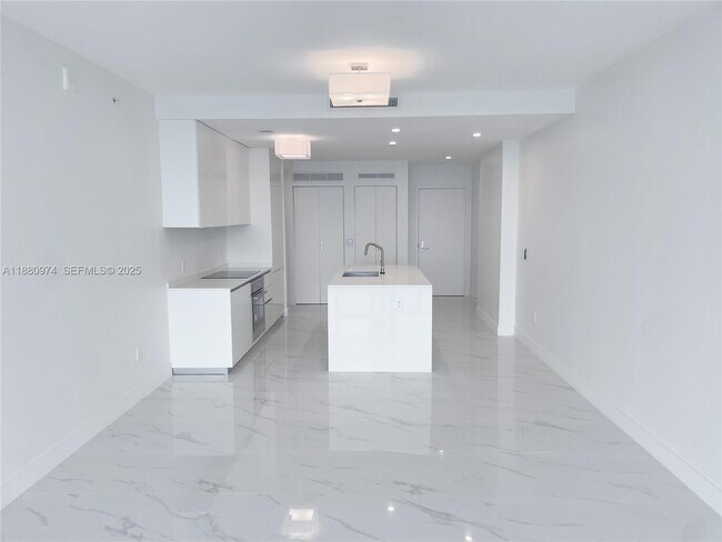 Building Photo - 700 NE 24th St