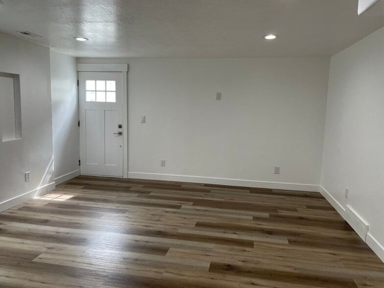 Building Photo - 8459 150 E