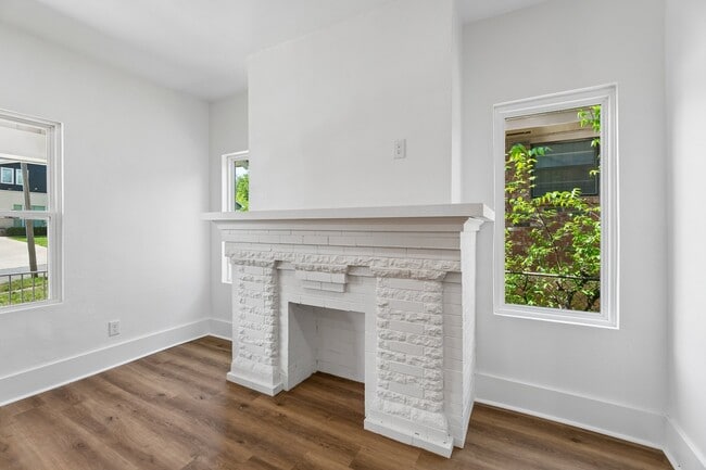 Building Photo - 1321 NE 9th St