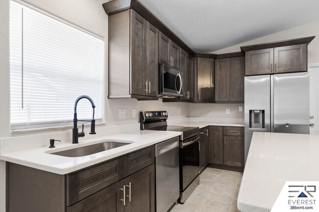 Building Photo - 734 Flora St