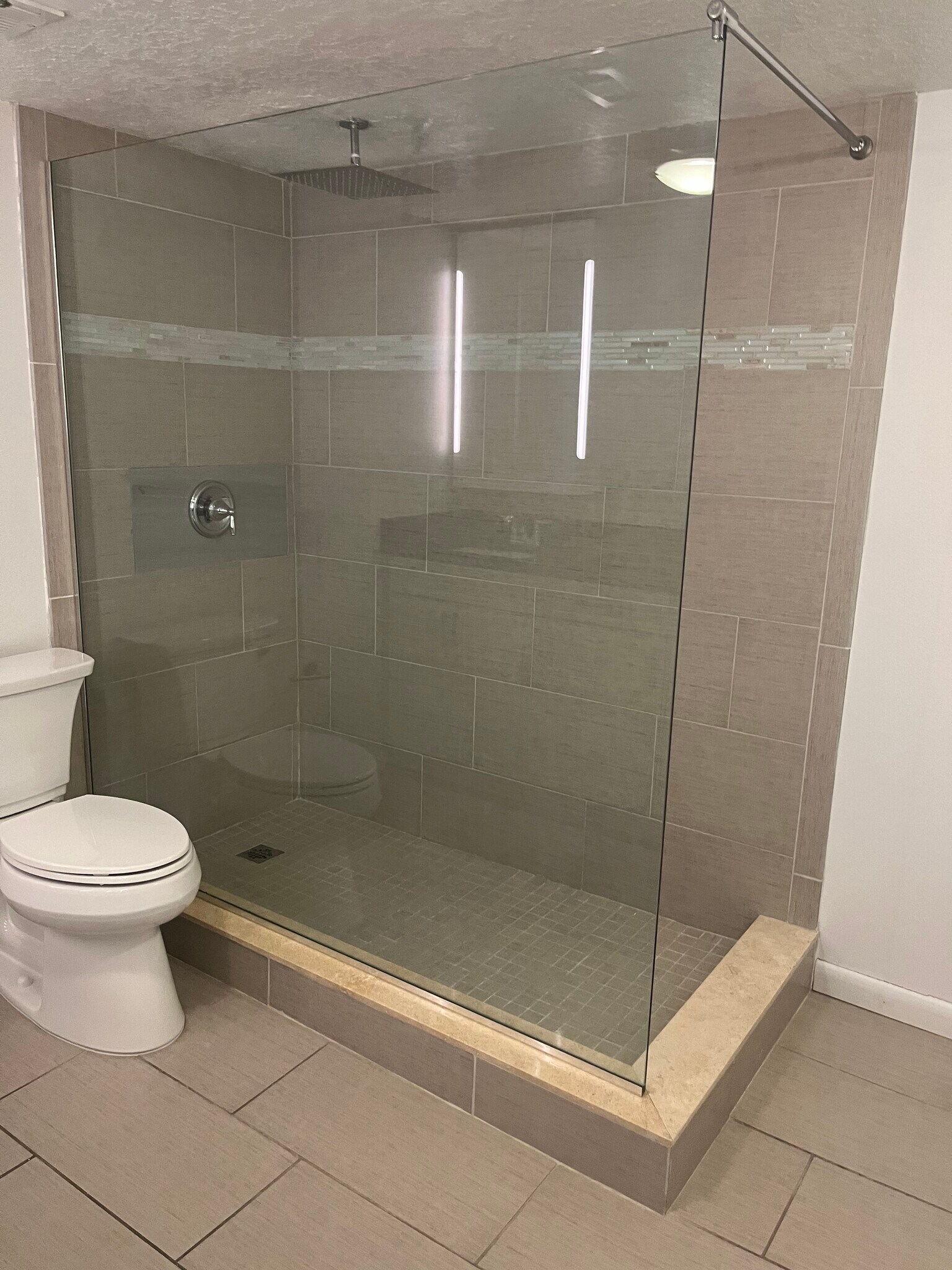 Main bath shower - 400 E Colonial Dr