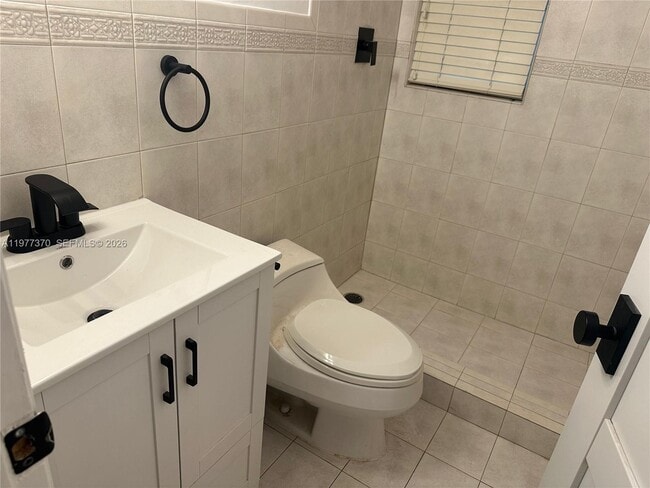 Building Photo - 725 Navarre Ave