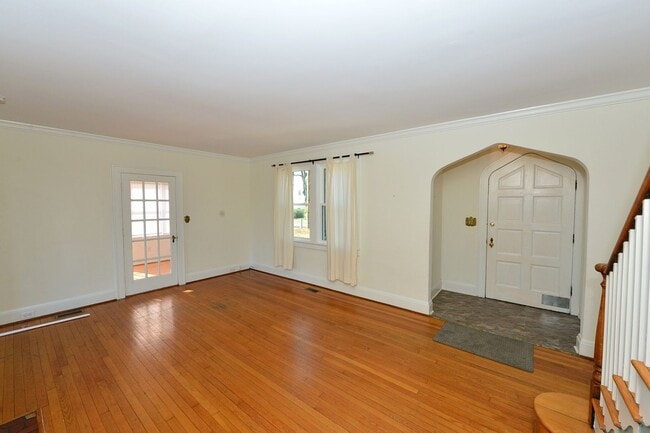 Building Photo - Larchmont Waterfront! Just Miles from NOB