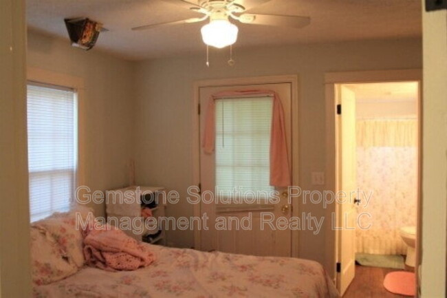 Building Photo - 335 Granbury St