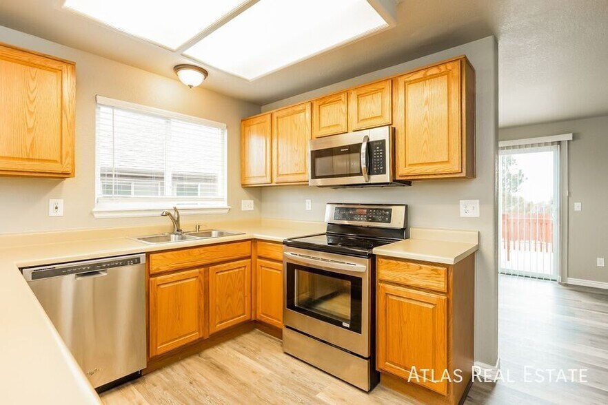 Building Photo - 5566 Vermillion Bluffs Dr