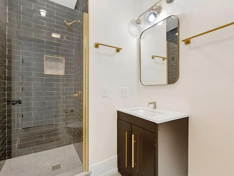 Building Photo - 944 N Damen Ave