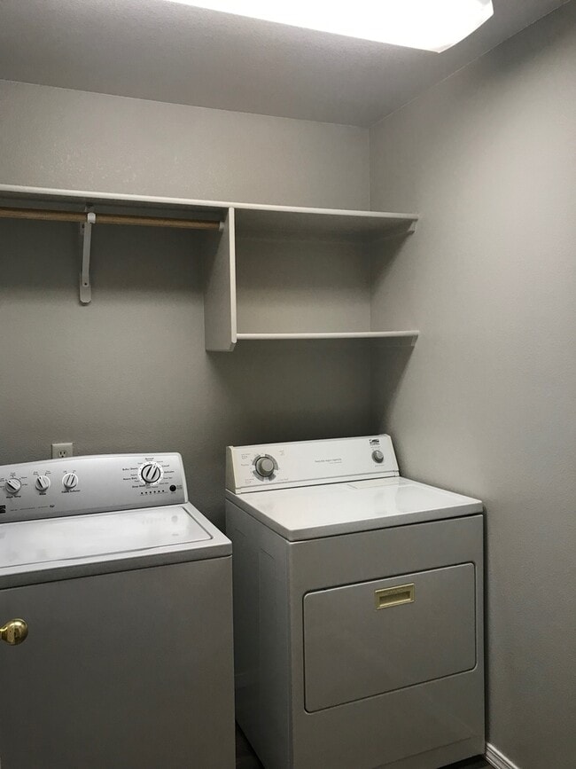 Building Photo - 3 Bed/2 bath...Newer Carpet and Flooring.....