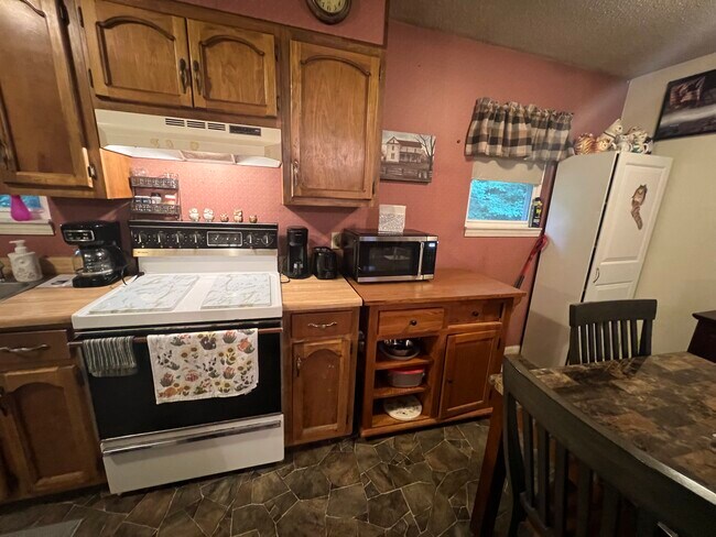 Building Photo - 631 Daris Dr