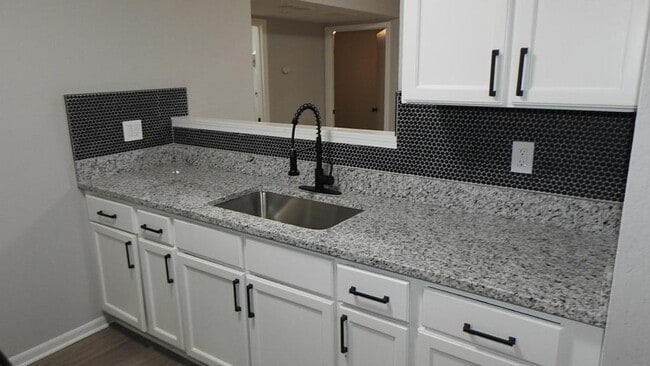 Building Photo - 5928 Elmwood Ave