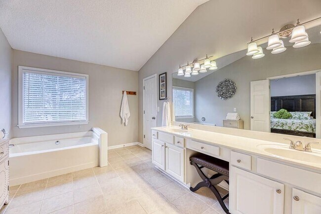Building Photo - 558 Lullingstone Dr SE
