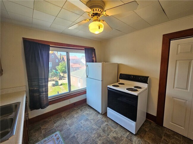 Building Photo - 1127 Highland St